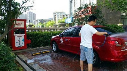 洗車工轉(zhuǎn)型記 從手動擦車到自助洗車機(jī)，賺錢方式悄然升級